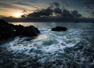 Učiteljica je čamcem uletela u oluju i nestala bez traga: Godinama kasnije pronalaze njen fotoaparat – jedna slika ledi krv u žilama Učiteljica je čamcem uletela u oluju i nestala bez traga: Godinama kasnije pronalaze njen fotoaparat - jedna slika ledi krv u žilama