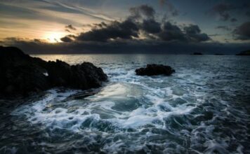 Učiteljica je čamcem uletela u oluju i nestala bez traga: Godinama kasnije pronalaze njen fotoaparat – jedna slika ledi krv u žilama Učiteljica je čamcem uletela u oluju i nestala bez traga: Godinama kasnije pronalaze njen fotoaparat - jedna slika ledi krv u žilama