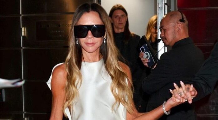 Viktorija Bekam prešla u plavuše: Proglašena za jednu od 100 najuticajnijih ljudi za 2026. godinu, pa obukla haljinu za prave dive Viktorija Bekam prešla u plavuše: Proglašena za jednu od 100 najuticajnijih ljudi za 2026. godinu, pa obukla haljinu za prave dive