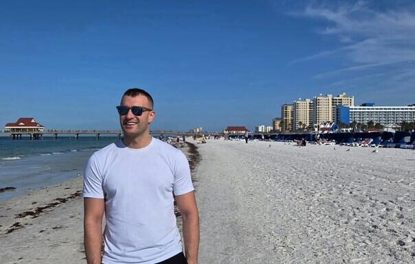 Zaboravljeni Haris Berković presadio kosu i pronašao novu djevojku Zaboravljeni Haris Berković presadio kosu i pronašao novu djevojku