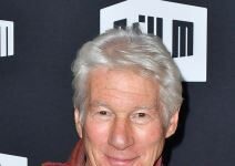 Žena prišla prosjaku na ulici kojeg su svi gledali sa gađenjem: Kad je videla o kome je reč, zanemela je od šoka Žena prišla prosjaku na ulici kojeg su svi gledali sa gađenjem: Kad je videla o kome je reč, zanemela je od šoka