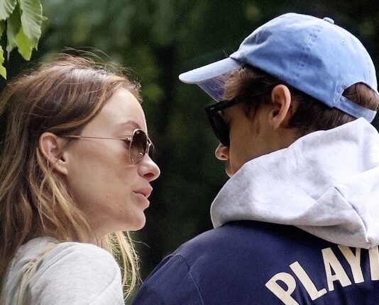 Ženi se pop zvezda Hari Stajls: Buduća mlada 5 godina starija, do sada bila verena 3 puta i jednom razvedena Ženi se pop zvezda Hari Stajls: Buduća mlada 5 godina starija, do sada bila verena 3 puta i jednom razvedena