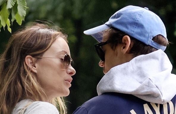 Ženi se pop zvezda Hari Stajls: Buduća mlada 5 godina starija, do sada bila verena 3 puta i jednom razvedena Ženi se pop zvezda Hari Stajls: Buduća mlada 5 godina starija, do sada bila verena 3 puta i jednom razvedena