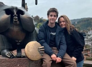 Žvakala hranu, pa mu davala da jede, kupala ga sa 13, a na najbolesniju stvar kaže – tako se povezujemo: O bizarnom odnosu majke i sina brujao je ceo svet Žvakala hranu, pa mu davala da jede, kupala ga sa 13, a na najbolesniju stvar kaže - tako se povezujemo: O bizarnom odnosu majke i sina brujao je ceo svet