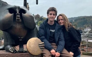 Žvakala hranu, pa mu davala da jede, kupala ga sa 13, a na najbolesniju stvar kaže – tako se povezujemo: O bizarnom odnosu majke i sina brujao je ceo svet Žvakala hranu, pa mu davala da jede, kupala ga sa 13, a na najbolesniju stvar kaže - tako se povezujemo: O bizarnom odnosu majke i sina brujao je ceo svet