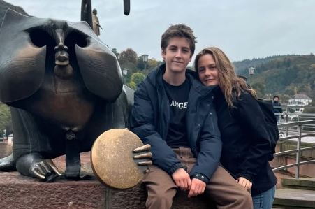 Žvakala hranu, pa mu davala da jede, kupala ga sa 13, a na najbolesniju stvar kaže – tako se povezujemo: O bizarnom odnosu majke i sina brujao je ceo svet Žvakala hranu, pa mu davala da jede, kupala ga sa 13, a na najbolesniju stvar kaže - tako se povezujemo: O bizarnom odnosu majke i sina brujao je ceo svet