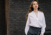 Beauty trik koji je zaludeo internet: Kako da okovratnik košulje više nikada ne uprljate puderom Beauty trik koji je zaludeo internet: Kako da okovratnik košulje više nikada ne uprljate puderom