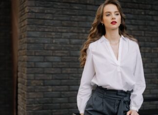 Beauty trik koji je zaludeo internet: Kako da okovratnik košulje više nikada ne uprljate puderom Beauty trik koji je zaludeo internet: Kako da okovratnik košulje više nikada ne uprljate puderom