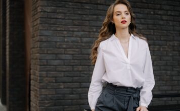 Beauty trik koji je zaludeo internet: Kako da okovratnik košulje više nikada ne uprljate puderom Beauty trik koji je zaludeo internet: Kako da okovratnik košulje više nikada ne uprljate puderom