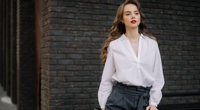 Beauty trik koji je zaludeo internet: Kako da okovratnik košulje više nikada ne uprljate puderom Beauty trik koji je zaludeo internet: Kako da okovratnik košulje više nikada ne uprljate puderom
