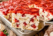 BELA TORTA SA PUSLICAMA I JAGODAMA – gotova za 15 minuta, a nestaje odmah! BELA TORTA SA PUSLICAMA I JAGODAMA – gotova za 15 minuta, a nestaje odmah!