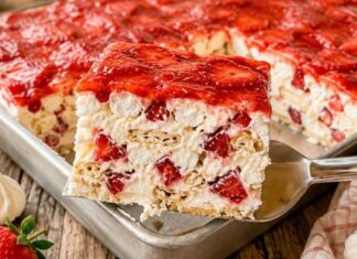 BELA TORTA SA PUSLICAMA I JAGODAMA – gotova za 15 minuta, a nestaje odmah! BELA TORTA SA PUSLICAMA I JAGODAMA – gotova za 15 minuta, a nestaje odmah!