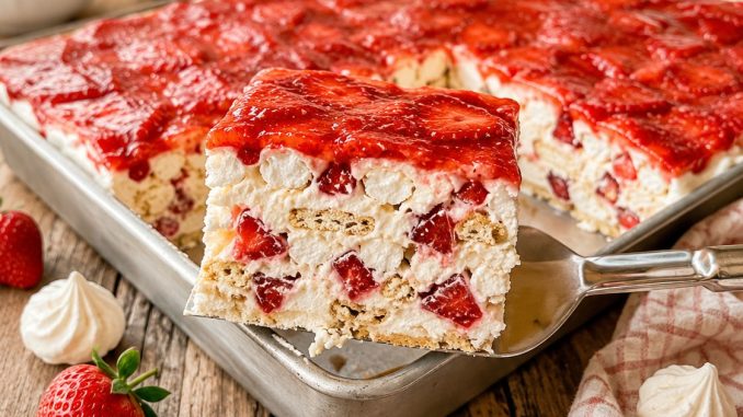 BELA TORTA SA PUSLICAMA I JAGODAMA – gotova za 15 minuta, a nestaje odmah! BELA TORTA SA PUSLICAMA I JAGODAMA – gotova za 15 minuta, a nestaje odmah!