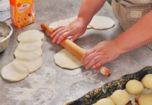 Burek – pita sa mesom ili sirom Burek – pita sa mesom ili sirom