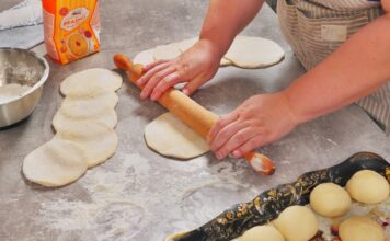 Burek – pita sa mesom ili sirom Burek – pita sa mesom ili sirom