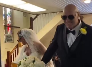 Ćerka profesionalnog boksera “Kralja Cigana” se udala sa 16 godina za očevu kopiju: Prošetala oltarom u kroks papučama i šlepom dugim 15 metara Ćerka profesionalnog boksera "Kralja Cigana" se udala sa 16 godina za očevu kopiju: Prošetala oltarom u kroks papučama i šlepom dugim 15 metara