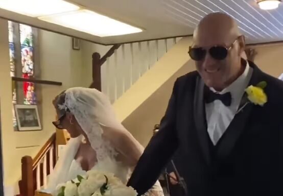 Ćerka profesionalnog boksera “Kralja Cigana” se udala sa 16 godina za očevu kopiju: Prošetala oltarom u kroks papučama i šlepom dugim 15 metara Ćerka profesionalnog boksera "Kralja Cigana" se udala sa 16 godina za očevu kopiju: Prošetala oltarom u kroks papučama i šlepom dugim 15 metara