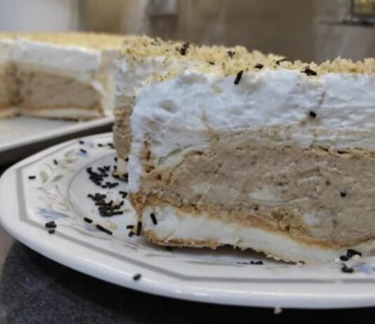 Domaća puslica torta koja uvek uspeva: Neodoljivi spoj hrskavog i kremastog u jednom desertu Domaća puslica torta koja uvek uspeva: Neodoljivi spoj hrskavog i kremastog u jednom desertu