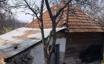 (FOTO) “Vjerujte mi, BIO SAM SRETAN” U ovoj trošnoj kući odrastao je Milan Topalović Topalko (FOTO) “Vjerujte mi, BIO SAM SRETAN” U ovoj trošnoj kući odrastao je Milan Topalović Topalko
