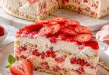 KEKS TORTA SA JAGODAMA – bez pečenja, gotova za 15 minuta KEKS TORTA SA JAGODAMA – bez pečenja, gotova za 15 minuta