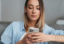 Olga je preko interneta kupila polovan telefon, a u njemu pronašla jezive snimke nepoznate žene: Poslednji video ju je naterao da pozove policiju Olga je preko interneta kupila polovan telefon, a u njemu pronašla jezive snimke nepoznate žene: Poslednji video ju je naterao da pozove policiju