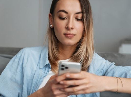 Olga je preko interneta kupila polovan telefon, a u njemu pronašla jezive snimke nepoznate žene: Poslednji video ju je naterao da pozove policiju Olga je preko interneta kupila polovan telefon, a u njemu pronašla jezive snimke nepoznate žene: Poslednji video ju je naterao da pozove policiju