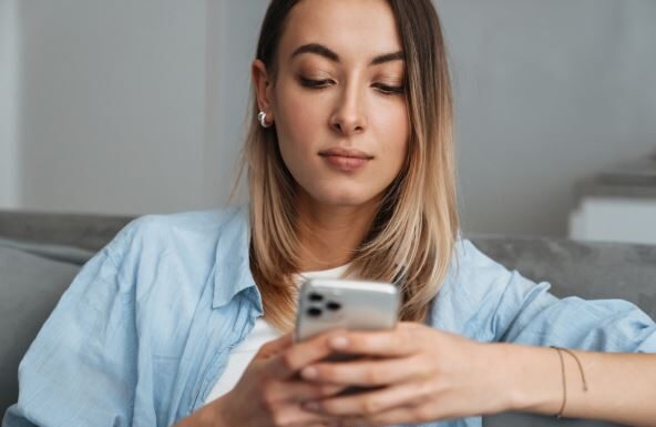 Olga je preko interneta kupila polovan telefon, a u njemu pronašla jezive snimke nepoznate žene: Poslednji video ju je naterao da pozove policiju Olga je preko interneta kupila polovan telefon, a u njemu pronašla jezive snimke nepoznate žene: Poslednji video ju je naterao da pozove policiju