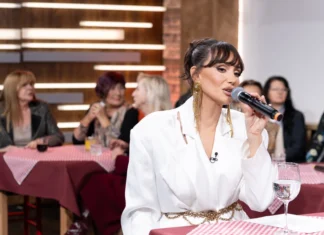 “Paradajz je BIO LUKSUZ, gledala sam kako komšije jedu” Emina Jahović progovorila o teškom djetinjstvu i odrastanju “Paradajz je BIO LUKSUZ, gledala sam kako komšije jedu” Emina Jahović progovorila o teškom djetinjstvu i odrastanju