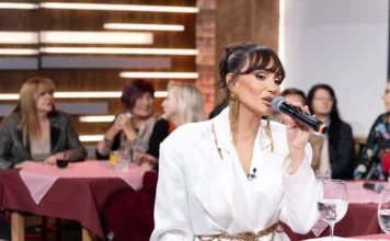 “Paradajz je BIO LUKSUZ, gledala sam kako komšije jedu” Emina Jahović progovorila o teškom djetinjstvu i odrastanju “Paradajz je BIO LUKSUZ, gledala sam kako komšije jedu” Emina Jahović progovorila o teškom djetinjstvu i odrastanju