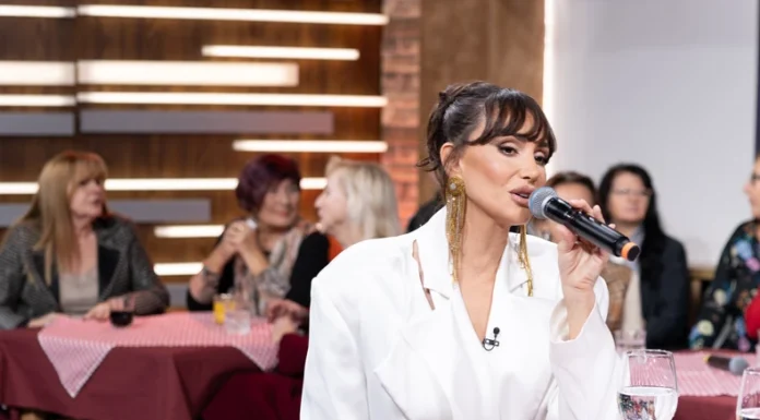 “Paradajz je BIO LUKSUZ, gledala sam kako komšije jedu” Emina Jahović progovorila o teškom djetinjstvu i odrastanju “Paradajz je BIO LUKSUZ, gledala sam kako komšije jedu” Emina Jahović progovorila o teškom djetinjstvu i odrastanju