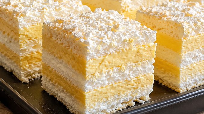 Puslica torta sa žutim filom i šlagom kremasta klasika u slojevima… Puslica torta sa žutim filom i šlagom kremasta klasika u slojevima…