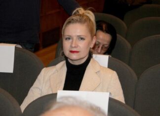 Sa Glogovcem razmenjivala nežnost, pa se preko noći udala za njegovog kolegu: Kad se od njega razvela, godinama se borila sa psihičkim problemima Sa Glogovcem razmenjivala nežnost, pa se preko noći udala za njegovog kolegu: Kad se od njega razvela, godinama se borila sa psihičkim problemima