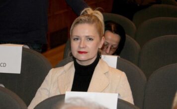 Sa Glogovcem razmenjivala nežnost, pa se preko noći udala za njegovog kolegu: Kad se od njega razvela, godinama se borila sa psihičkim problemima Sa Glogovcem razmenjivala nežnost, pa se preko noći udala za njegovog kolegu: Kad se od njega razvela, godinama se borila sa psihičkim problemima
