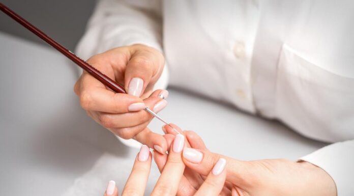 Šifon nokti oličenje su pravog luksuza i lepote: Deluju prirodno i podmlađuju izgled Šifon nokti oličenje su pravog luksuza i lepote: Deluju prirodno i podmlađuju izgled