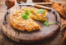 Španski omlet je odličan izbor za doručak ili večeru: Uživajte u bogatom ukusu mladog krompira i luka koji lako zasiti Španski omlet je odličan izbor za doručak ili večeru: Uživajte u bogatom ukusu mladog krompira i luka koji lako zasiti