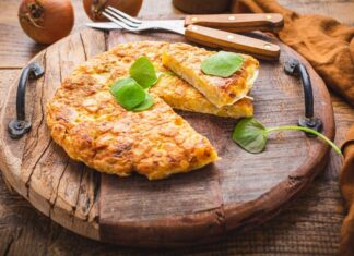 Španski omlet je odličan izbor za doručak ili večeru: Uživajte u bogatom ukusu mladog krompira i luka koji lako zasiti Španski omlet je odličan izbor za doručak ili večeru: Uživajte u bogatom ukusu mladog krompira i luka koji lako zasiti