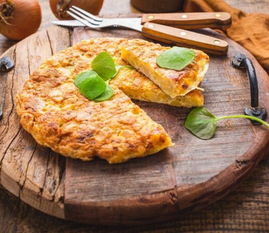 Španski omlet je odličan izbor za doručak ili večeru: Uživajte u bogatom ukusu mladog krompira i luka koji lako zasiti Španski omlet je odličan izbor za doručak ili večeru: Uživajte u bogatom ukusu mladog krompira i luka koji lako zasiti