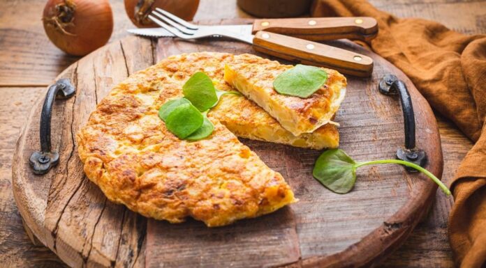 Španski omlet je odličan izbor za doručak ili večeru: Uživajte u bogatom ukusu mladog krompira i luka koji lako zasiti Španski omlet je odličan izbor za doručak ili večeru: Uživajte u bogatom ukusu mladog krompira i luka koji lako zasiti