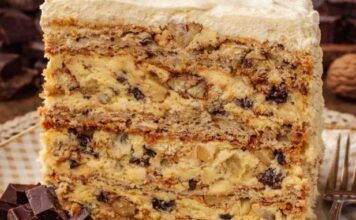 STARINSKI HIT KOJI OSVAJA: Grčka torta iz bakine sveske STARINSKI HIT KOJI OSVAJA: Grčka torta iz bakine sveske