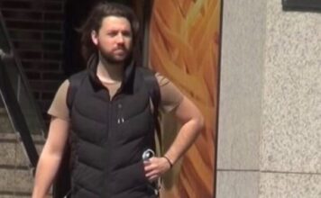 Stefan Živojinović objavio prvu fotografiju posle dve godine: Nekada zgodni sin Lepe Brene, sad pr0paIi nark0man! Ljudi ga zaobilaze na ulici, hodajuci gr0b Stefan Živojinović objavio prvu fotografiju posle dve godine: Nekada zgodni sin Lepe Brene, sad pr0paIi nark0man! Ljudi ga zaobilaze na ulici, hodajuci gr0b