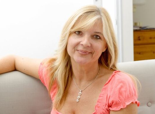 Svaka žena posle 50. godine treba ovako da započne jutro: U prvom satu nakon buđenja uradite sledeće 3 stvari – dokazano usporavaju starenje Svaka žena posle 50. godine treba ovako da započne jutro: U prvom satu nakon buđenja uradite sledeće 3 stvari - dokazano usporavaju starenje