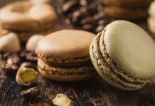 Ukusni macaronsi sa čokoladom i marmeladom od kajsije Ukusni macaronsi sa čokoladom i marmeladom od kajsije