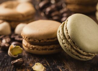 Ukusni macaronsi sa čokoladom i marmeladom od kajsije Ukusni macaronsi sa čokoladom i marmeladom od kajsije