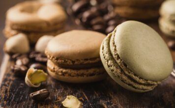 Ukusni macaronsi sa čokoladom i marmeladom od kajsije Ukusni macaronsi sa čokoladom i marmeladom od kajsije
