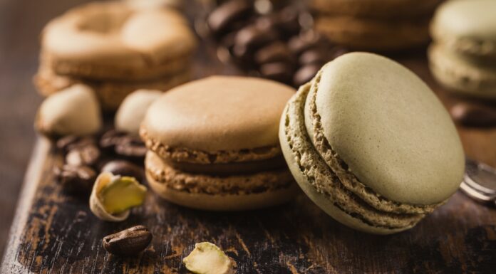 Ukusni macaronsi sa čokoladom i marmeladom od kajsije Ukusni macaronsi sa čokoladom i marmeladom od kajsije