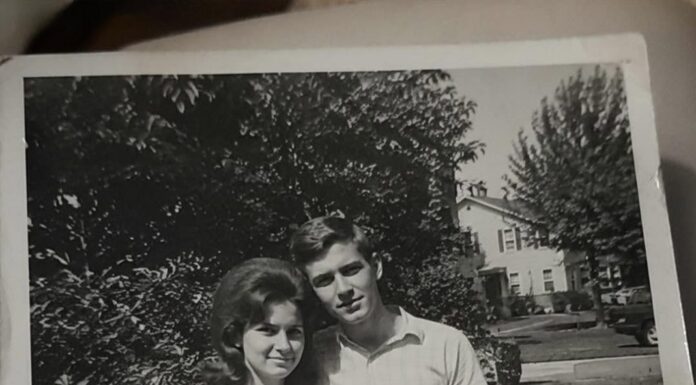 Baka je cijelog života skrivala tajnu iz 1968. godine, a istina je izašla na njenoj sahrani Baka je cijelog života skrivala tajnu iz 1968. godine, a istina je izašla na njenoj sahrani