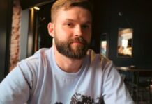 Ceo život majka je govorila da me otac ostavio čim sam se rodio: Onda mi je kad sam diplomirao prišao nepoznati čovek i rekao 2 reči koje raspliću klupko laži Ceo život majka je govorila da me otac ostavio čim sam se rodio: Onda mi je kad sam diplomirao prišao nepoznati čovek i rekao 2 reči koje raspliću klupko laži