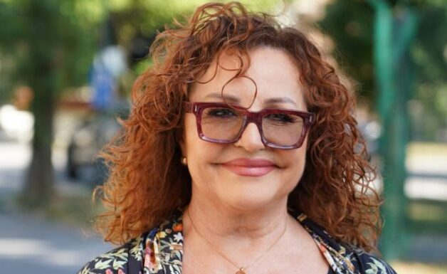Da li se ovako oblači žena u šezdesetim? Ana Bekuta novim stajlingom izazvala haos na Instagramu, da li biste vi nosili ovo na glavi? (FOTO) Da li se ovako oblači žena u šezdesetim? Ana Bekuta novim stajlingom izazvala haos na Instagramu, da li biste vi nosili ovo na glavi? (FOTO)