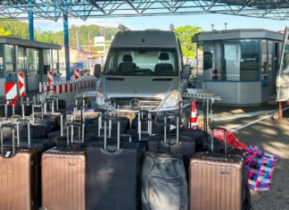 Došla na granicu s 55 kofera: Carinici su se pošteno iznenadili kad su ih otvorili Došla na granicu s 55 kofera: Carinici su se pošteno iznenadili kad su ih otvorili