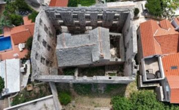 Evo kako je nastala čuvena ‘kuća u kući: Jedinstven fenomen na prostoru bivše Jugoslavije Evo kako je nastala čuvena ‘kuća u kući: Jedinstven fenomen na prostoru bivše Jugoslavije